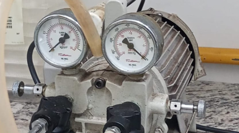 Bomba de vácuo/pressão à óleo, Fisatom, mod. 820 tipo rotor c/ palhetas