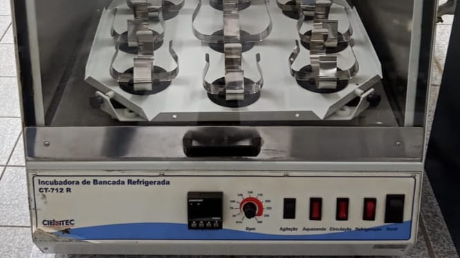 Equipamento utilizado para crescimento celular, de colônias microbianas e microrganismos.