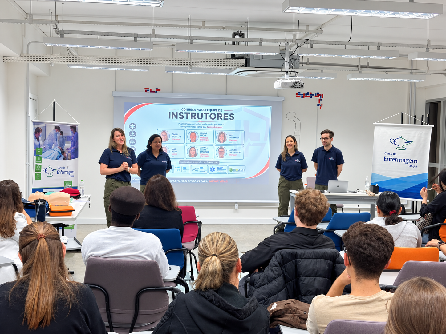 Apresentação de instrutores em sala de aula