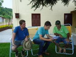 Estudantes entrevistando agricultores de Estrela Velha