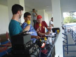 Integrantes da equipe durante transmissão em Porto Alegre