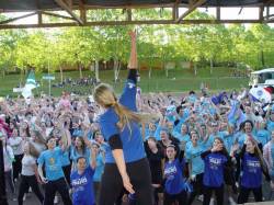 Jéssica Della Flora animando a gincana Minha Escola é Dez