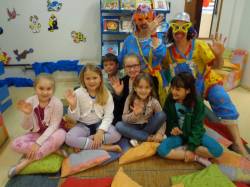 Palhaços animaram as crianças em Três Passos